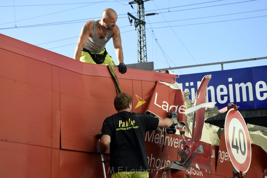 LKW blieb unter Bruecke haengen Koeln Deutz Opladenerstr Deutz Muelheimerstr P125.JPG - Miklos Laubert